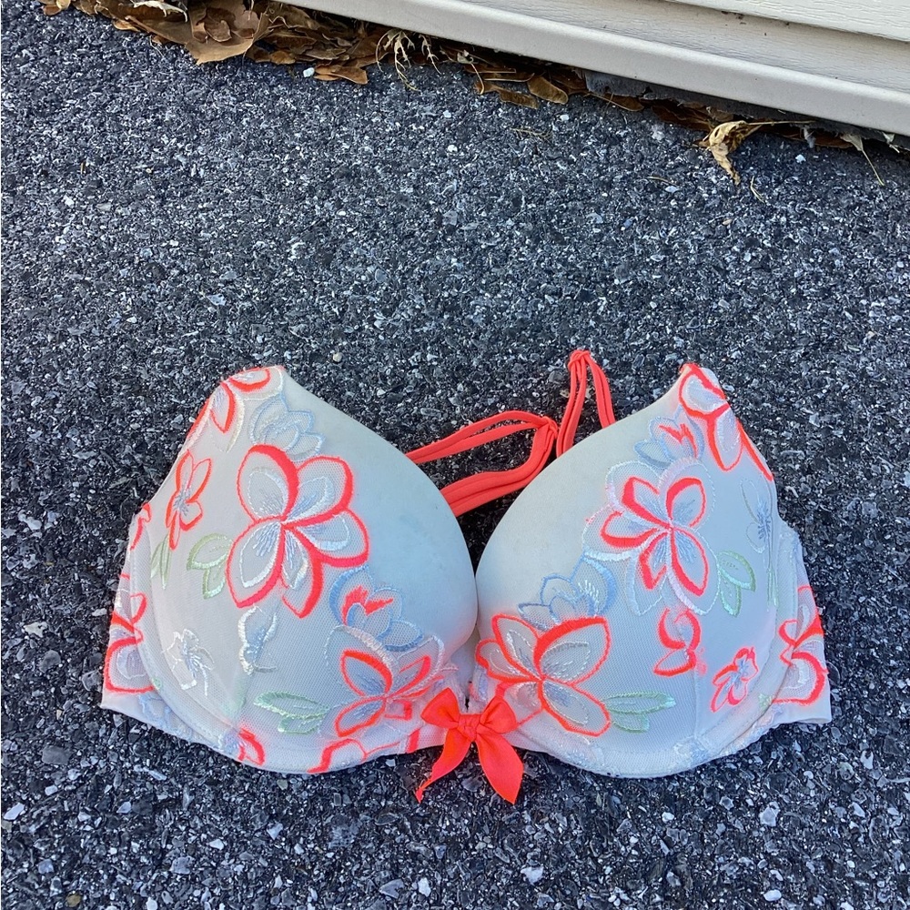 Women’s Victoria’s Secret push-up very sexy pigment sz 32D